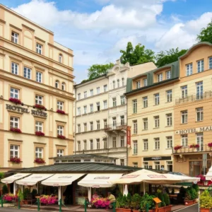Pobyt v centru Karlových Varů: polopenze i procedury
