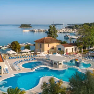 Istrie: 4* hotel u pláže se stravou, bazénem i wellness