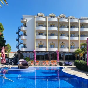 Léto v Dalmácii: strava, bazén a 2 děti zdarma