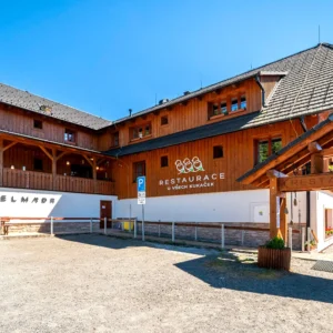 Modrava: vybavené apartmány se snídaní