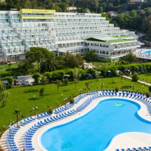 4* hotel v zálivu Rabac: snídaně či polopenze i bazény
