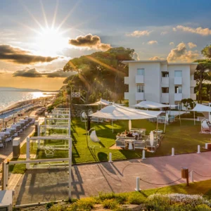 Toskánsko: 5* hotel přímo u pláže, snídaně i polopenze