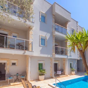 Černá Hora: apartmány kousek od moře a bazén k tomu