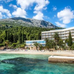 Dalmácie: hotel přímo u moře, strava a bazén