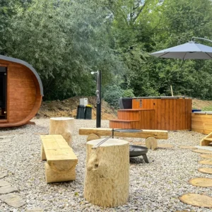 Tiny house u Dvora Králové se saunou i koupacím sudem