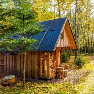 Útulna na Vysočině: jednoduchá chatka s kamny i grilem