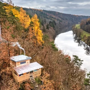 Bouda na skále: romantika v lese s výhledem na řeku