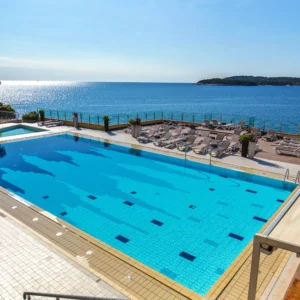 Dovolená v Pule: apartmány u moře, venkovní bazény