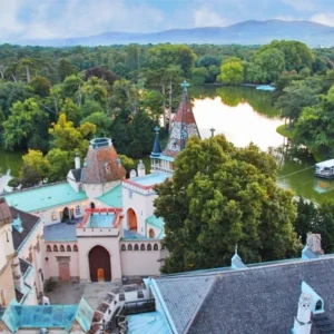 Výlet: zámek Franzesburg, podzemní jezero i čokoládovna